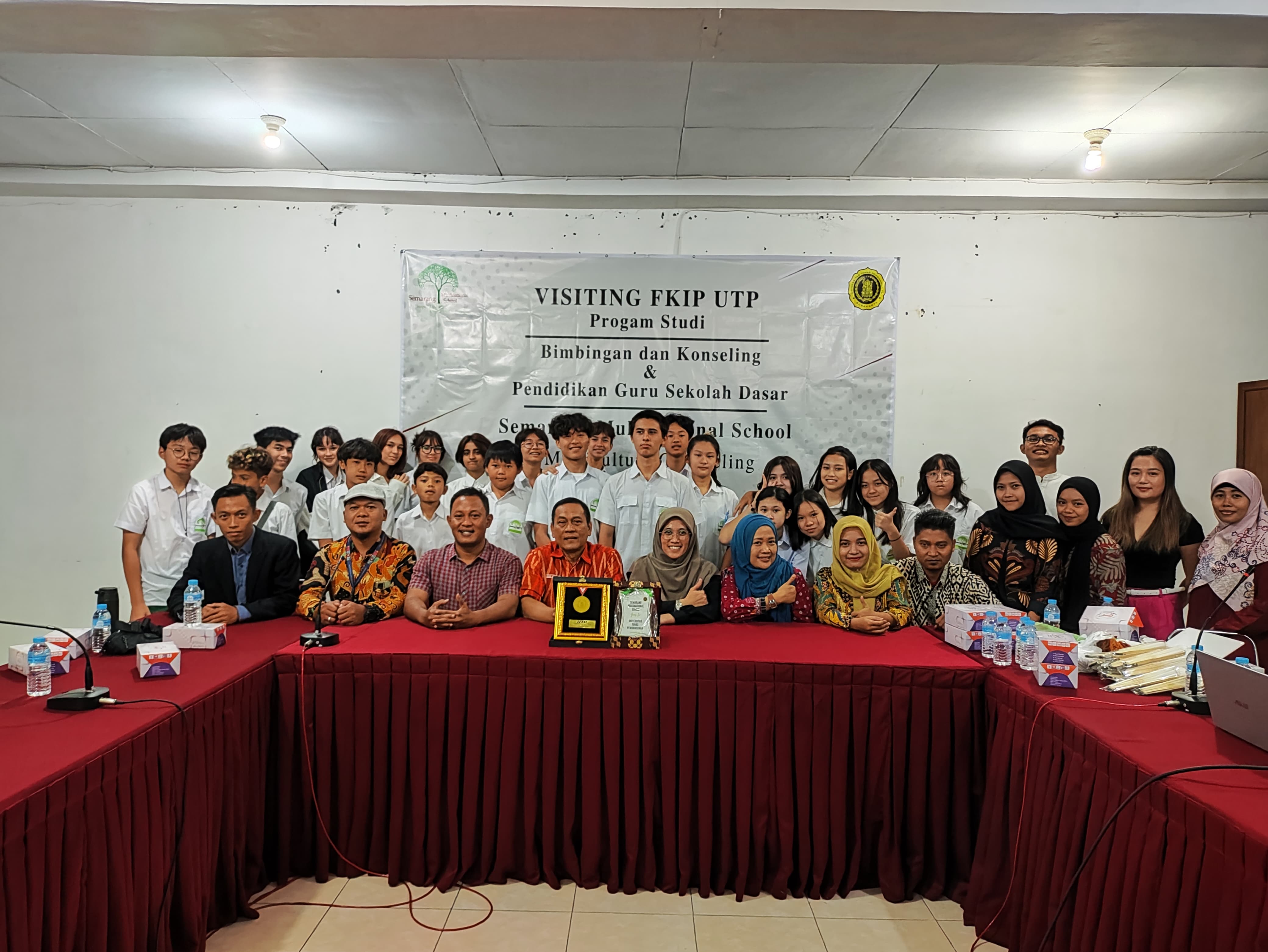 Prodi BK dan PGSD UTP Ajarkan Siswa & Siswi Semarang Multinasional School Membatik, Bermain Gamelan dan Workshop Konseling 